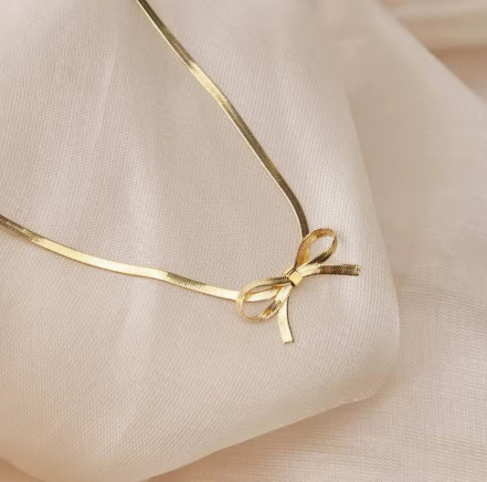 Bow Choker Necklace With A Snake Chain Design